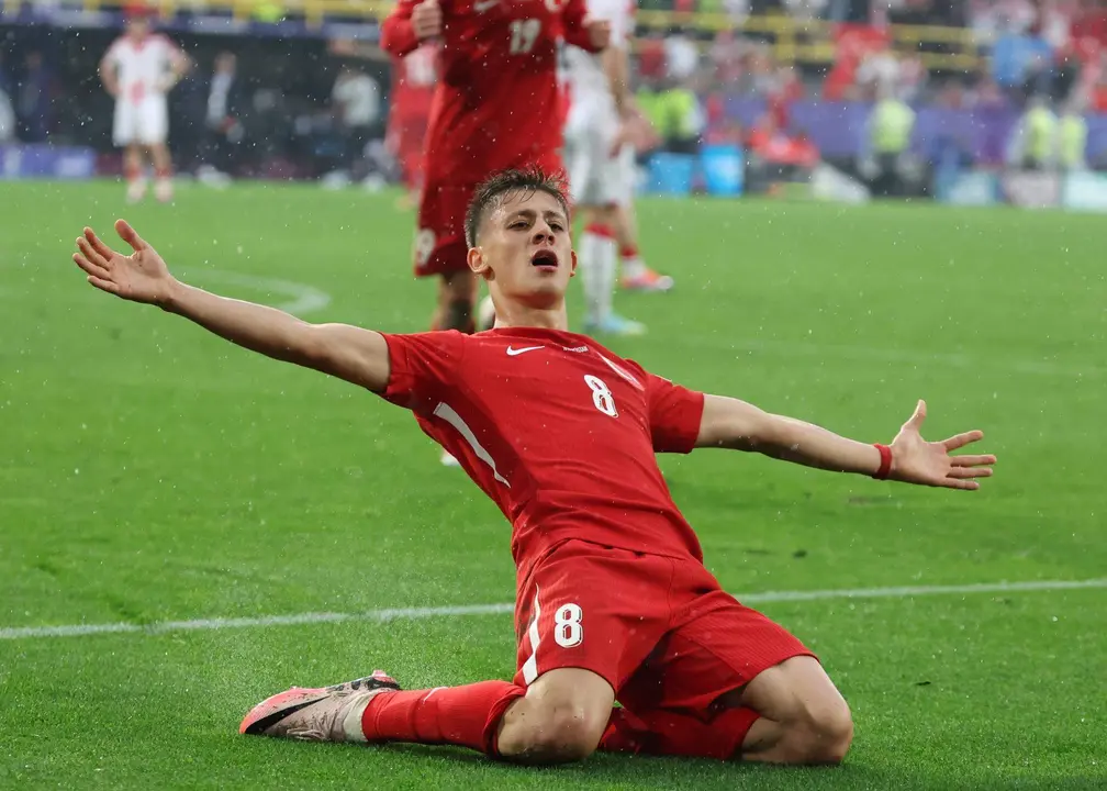 El jugador de Turqu&iacute;a Arda G&uuml;ler celebra tras marcar el 2-1 durante el partido de la Eurocopa 2024 que disputaron Turqu&iacute;a y Georgia en Dortmund, Alemania. EFE/CHRISTOPHER NEUNDORF