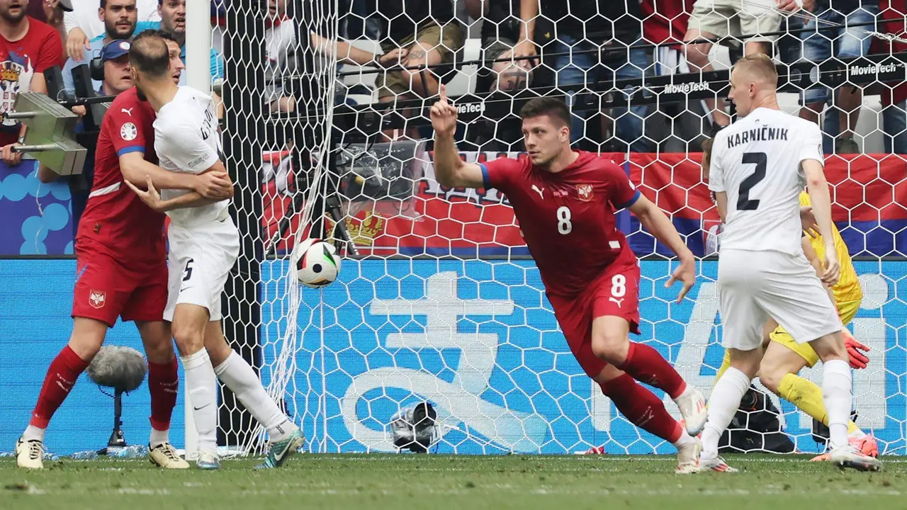 Los jugadores de Serbia celebran el 1-, obra de Luka Jovic, durante la prolongaci&oacute;n del partido del grupo C que han jugado Eslovenia y Serbia en M&uacute;nich, Alemania. EFE/EPA/ANNA SZILAGYI EFE/EPA/MOHAMED MESSARA