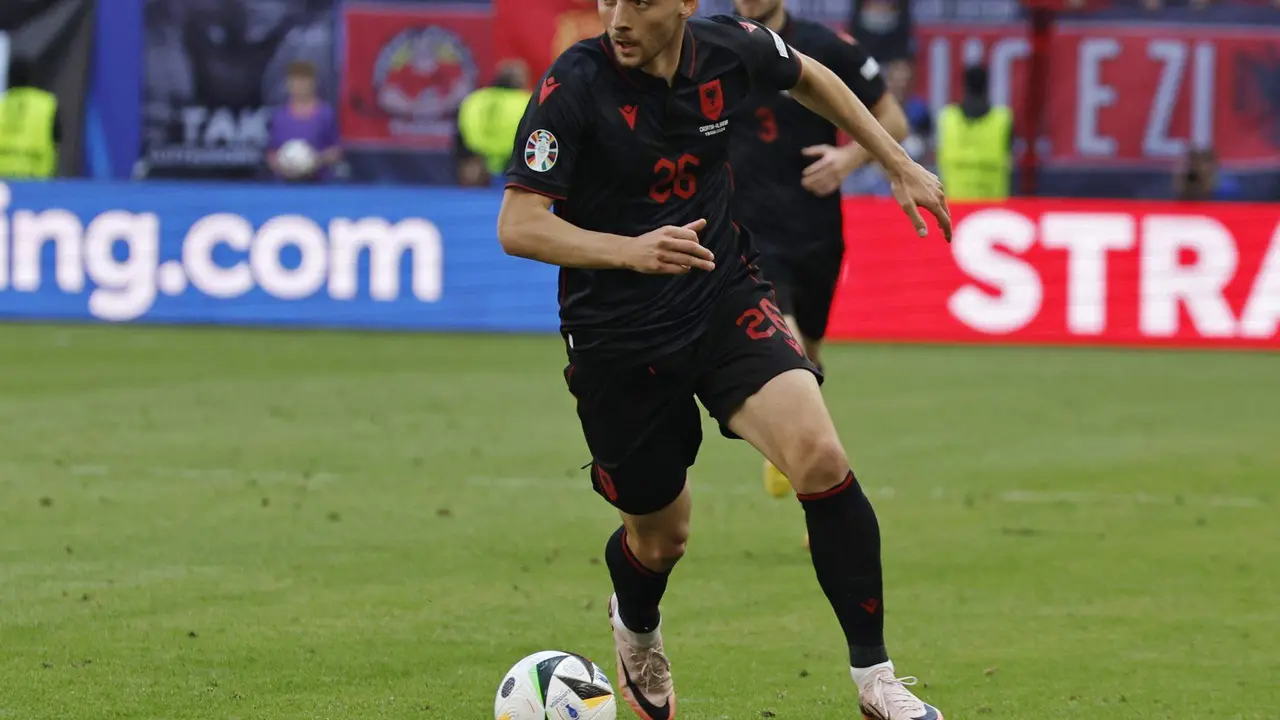 Arb&euml;r Hoxha, atacante del Dinamo de Zagreb y uno de los peligros de la Albania que dirige el brasile&ntilde;o Sylvinho, durante el partido ante Croacia. EFE/EPA/ROBERT GHEMENT