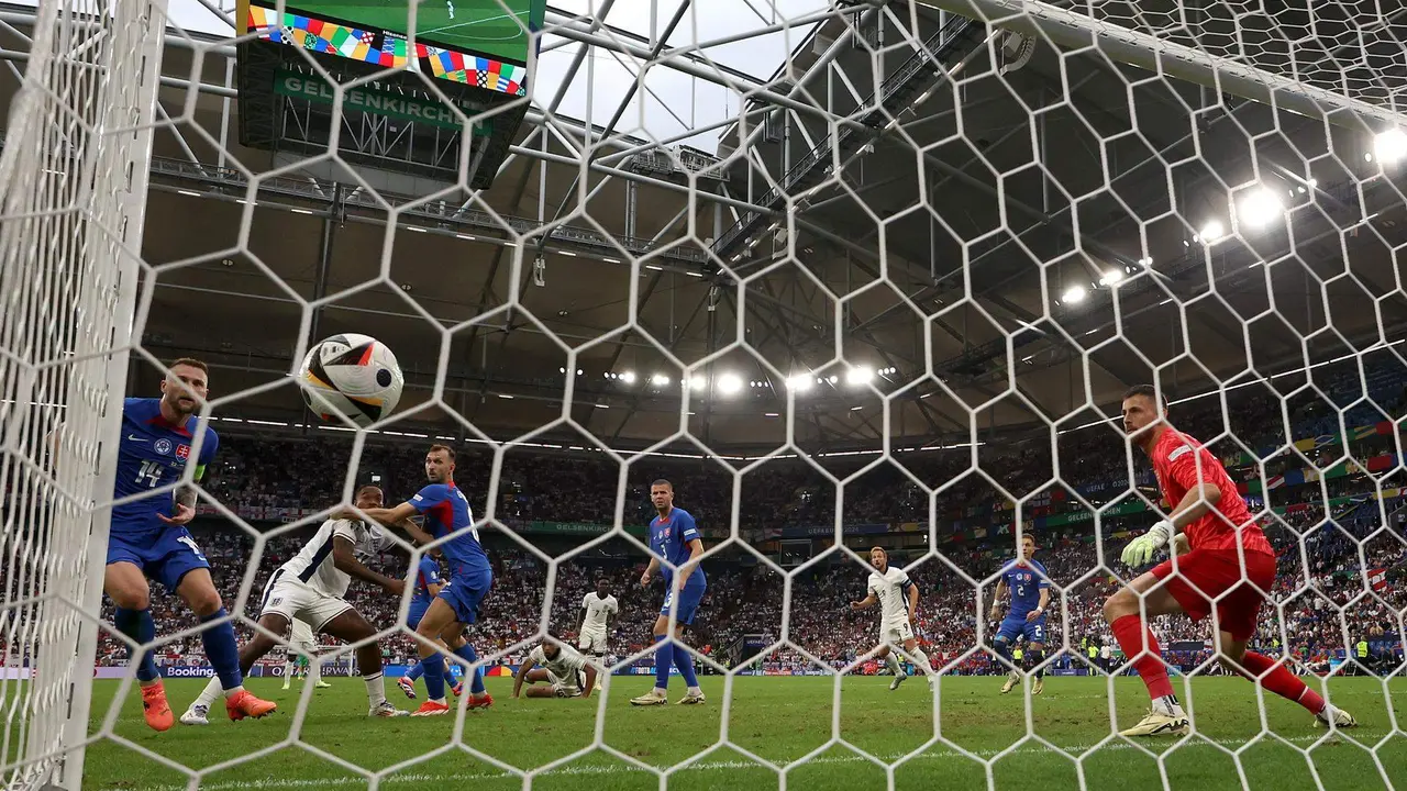 El jugador ingl&eacute;s Jude Bellinghamlogra el 1-1 tras una chilena durante el partido de octavos de final que han jugado Inglaterra y Eslovaquia en Gelsenkirchen, Alemania. EFE/EPA/FILIP SINGER