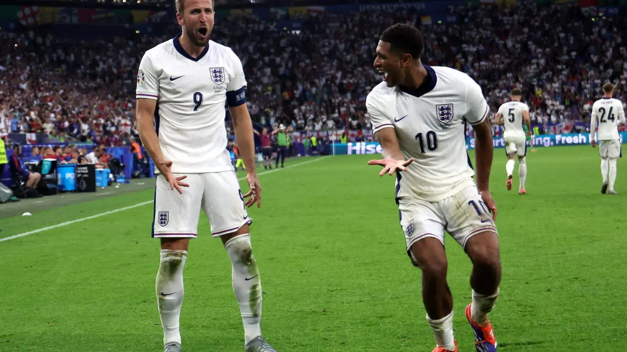 Los jugadores de Inglaterra Jude Bellingham y Harry Kane (i) celebran el 2-1 durante el partido de octavos de final que han jugado Inglaterra y Eslovaquia en Gelsenkirchen, Alemania. GEFE/EPA/FRIEDEMANN VOG