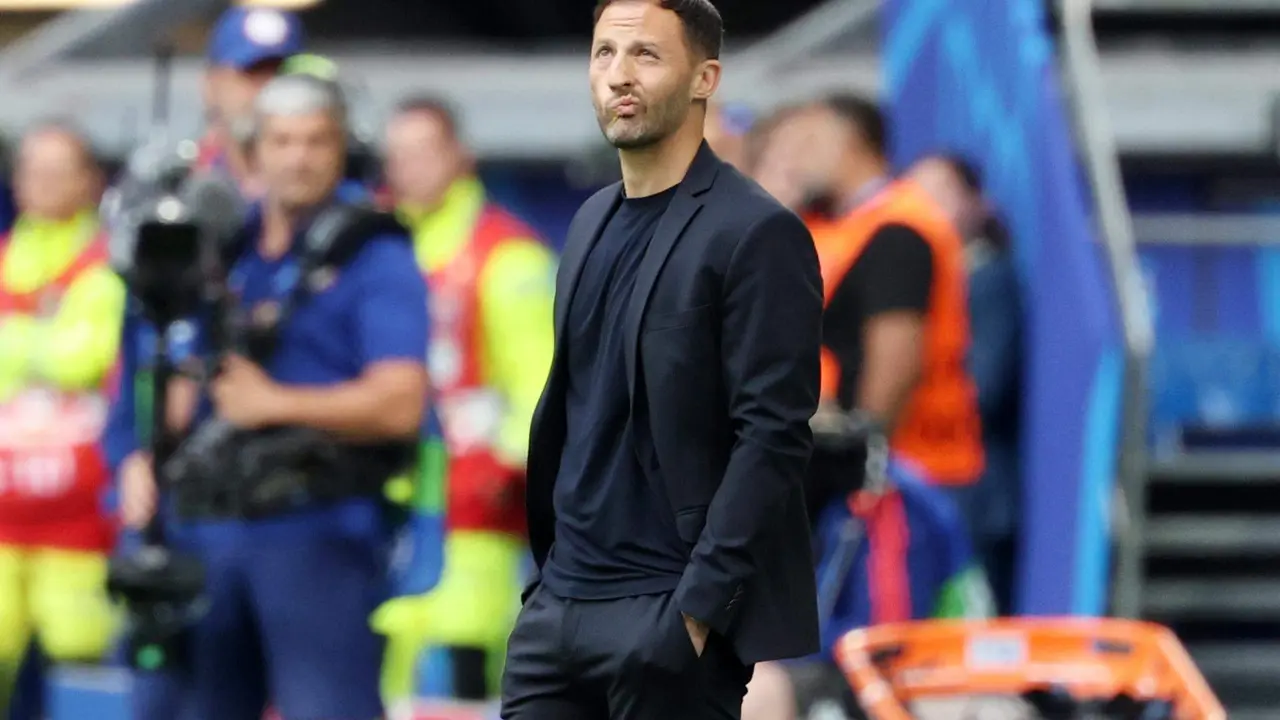 El seleccionador belga Domenico Tedesco durante el partido de la Eurocopa entre Francia y B&eacute;lgica, en Dusseldorf, Alemania. EFE/EPA/FRIEDEMANN VOGEL