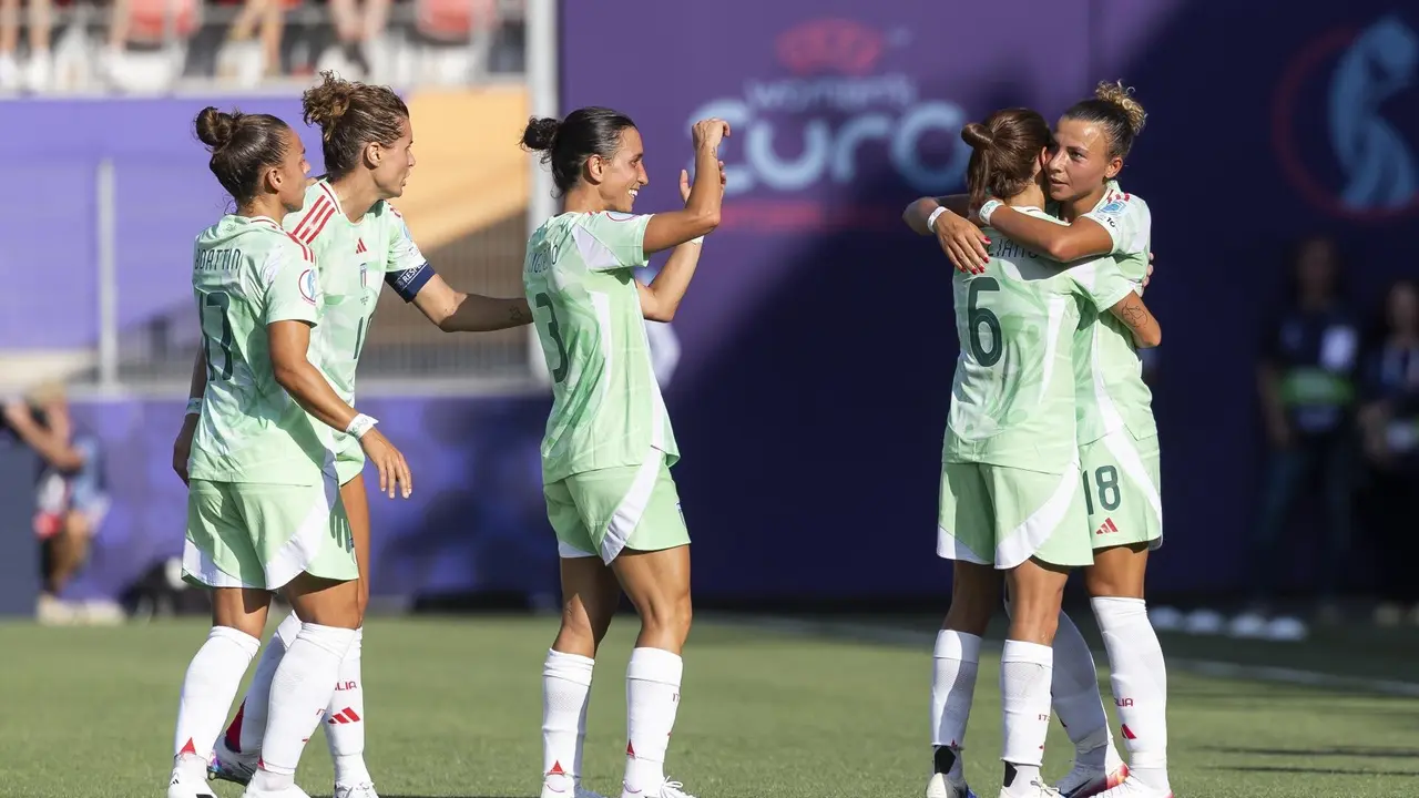 La selecci&oacute;n italiana celebra el gol de Arianna Caruso (d) en su partido contra B&eacute;lgica, correspondiente a la primera jornada de la Eurocopa. (B&eacute;lgica, Italia, Suiza) EFE/EPA/CYRIL ZINGARO EDITORIAL USE ONLY