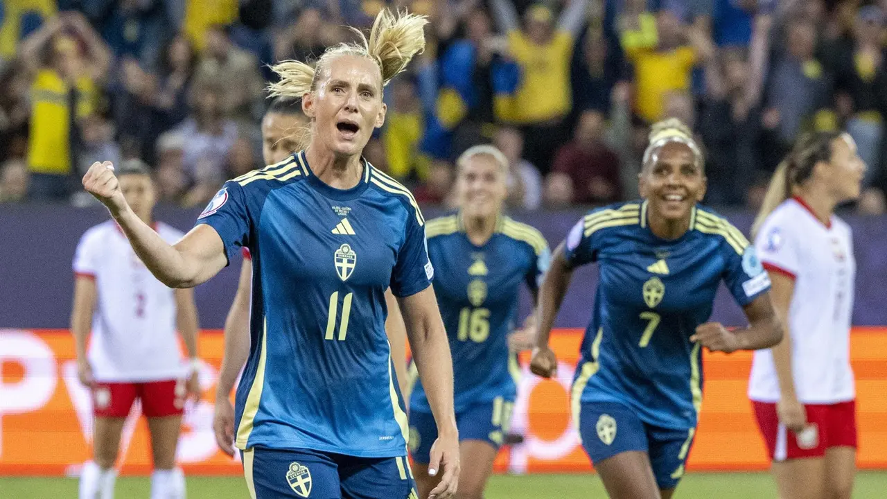 La sueca Emma Blackstenius celebra el 0-1 durante el partido de la fase de grupos que han jugado Suecia y Polonia en Lucern, Suiza. EFE/EPA/URS FLUEELER