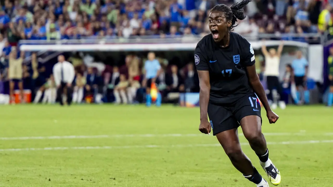La inglesa Michelle Agyemang celebra el 1-1 en el minuto 96' durante la primera semifinal de la Eurocopa femenina que han jugado Italia e Inglaterra en Ginebra, Suiza. EFE/EPA/JEAN-CHRISTOPHE BOTT